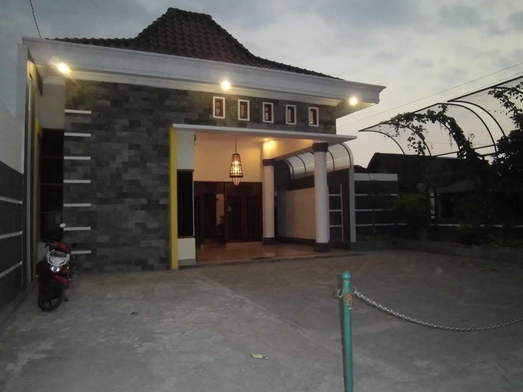 Griya Putri Dewi Guesthouse Γιογκιακάρτα Εξωτερικό φωτογραφία
